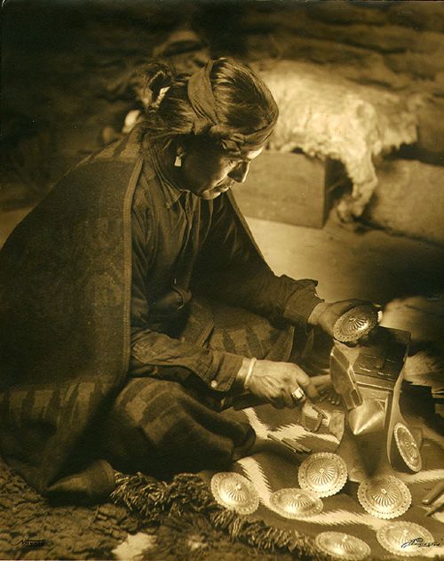 Dineh (Navajo) zilversmid in zijn studio