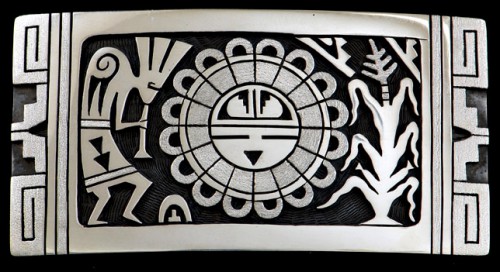 De edelsmid masakt veel gebruik van Hopi overlay voor zijn trouwringen en vriendschapsringen
