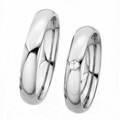 'Diamond Reflection': platina trouwringen met een laagbolle 5 mm brede ringscheen en een witte diamant in de damesring