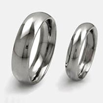 'Mutual Love': hoogglanzende grade 5 titanium ringenset met een bolvormige ringscheen