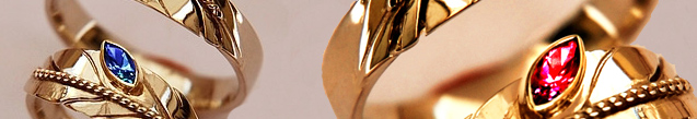 Deze ringenlijn toont elegant gestileerde modellen voorzien van de gouden beeltenis van de arendsveer