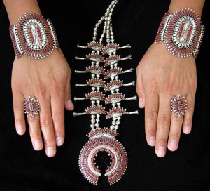 trouwringen studio La Mesa Verde maakt sieraden geinspireerd op de Dineh smeedkunst