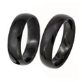 'Black Wedding Ring': laagbolle trouwringen van glanzend zwart zirkonium voorzien van een comfort fit